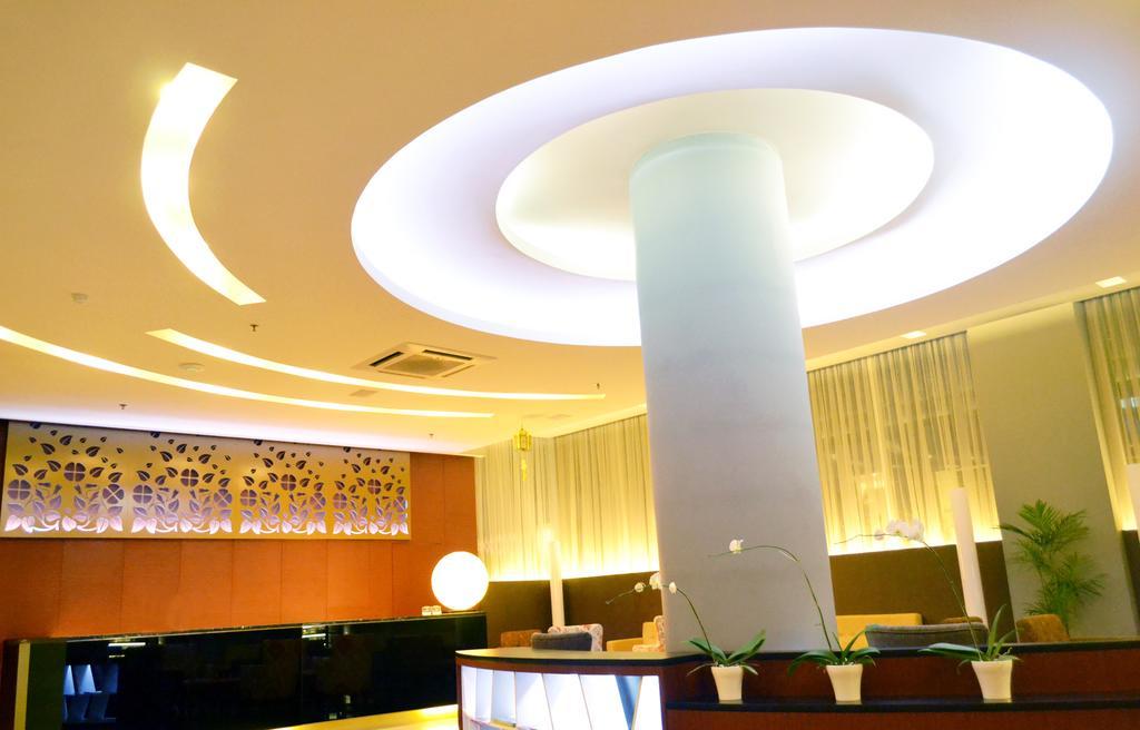 Kyriad Hotel Airport Jakarta Тангеранг Экстерьер фото