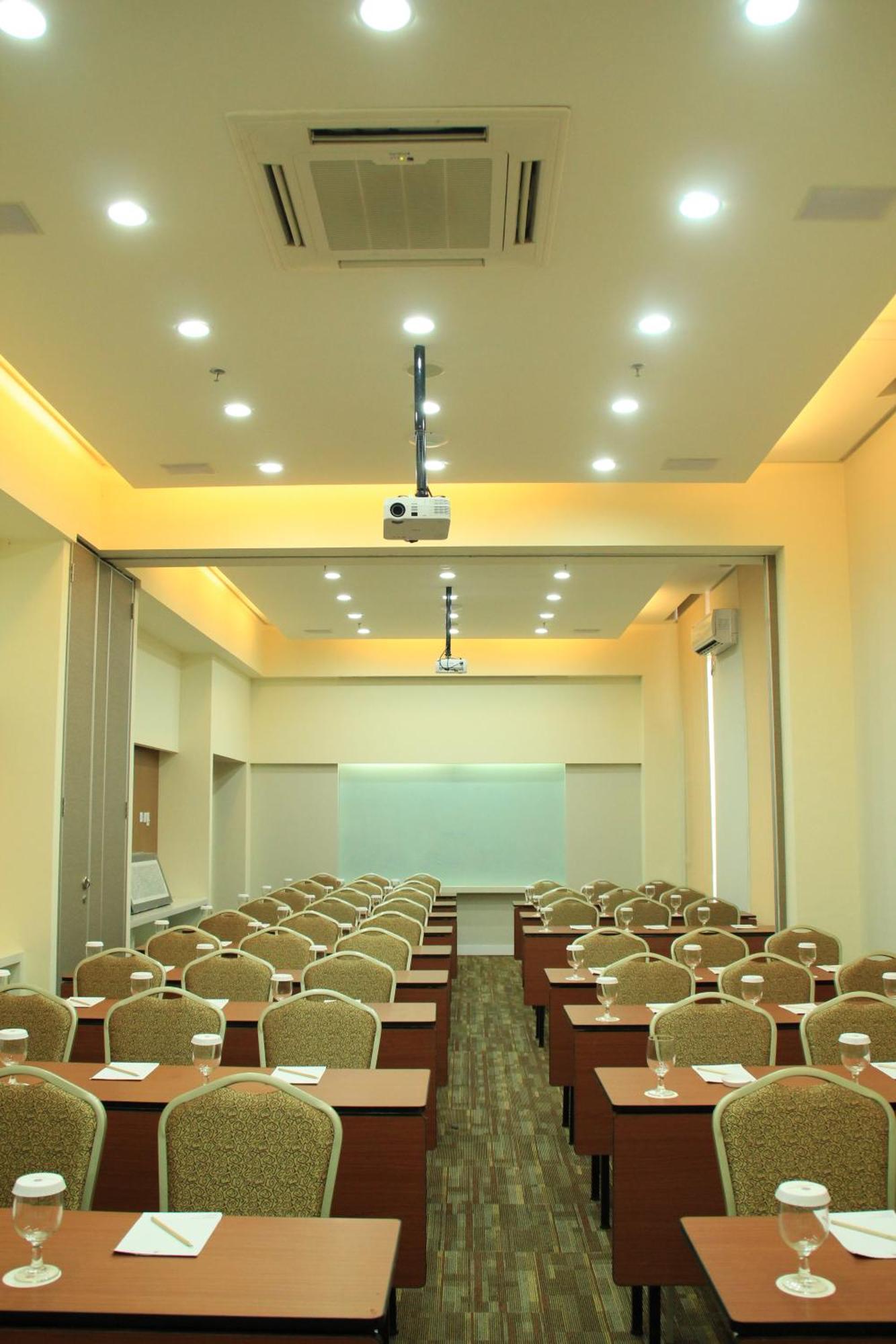 Kyriad Hotel Airport Jakarta Тангеранг Экстерьер фото