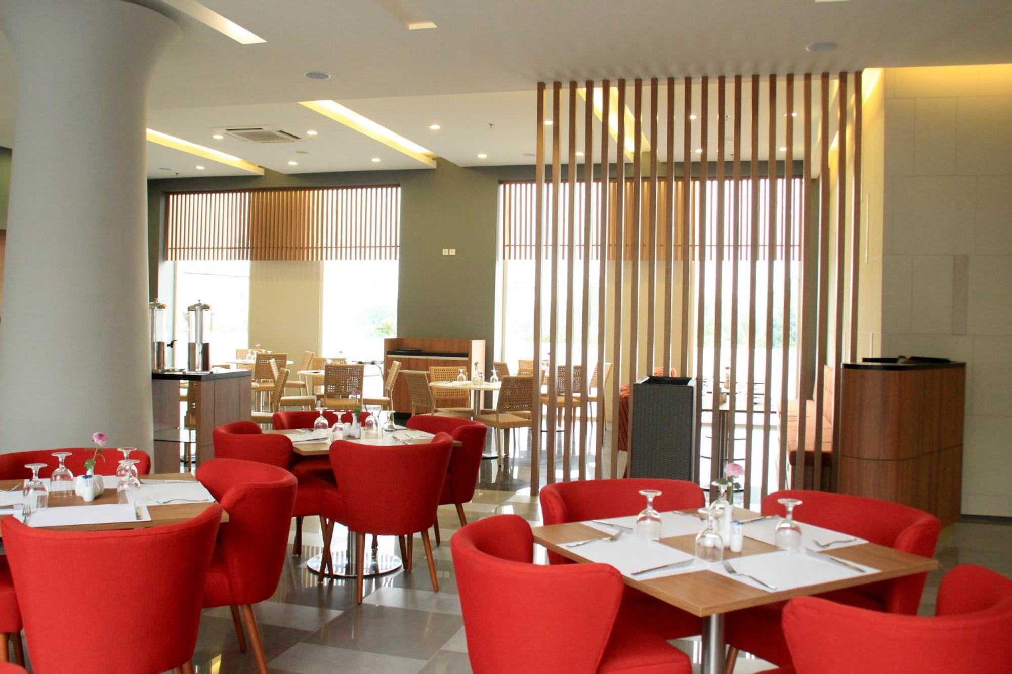 Kyriad Hotel Airport Jakarta Тангеранг Экстерьер фото