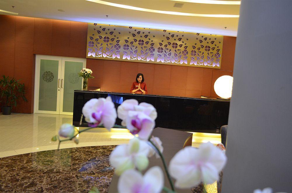Kyriad Hotel Airport Jakarta Тангеранг Экстерьер фото