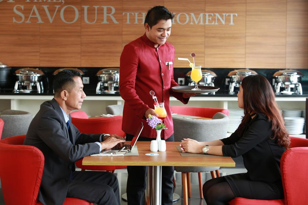 Kyriad Hotel Airport Jakarta Тангеранг Экстерьер фото