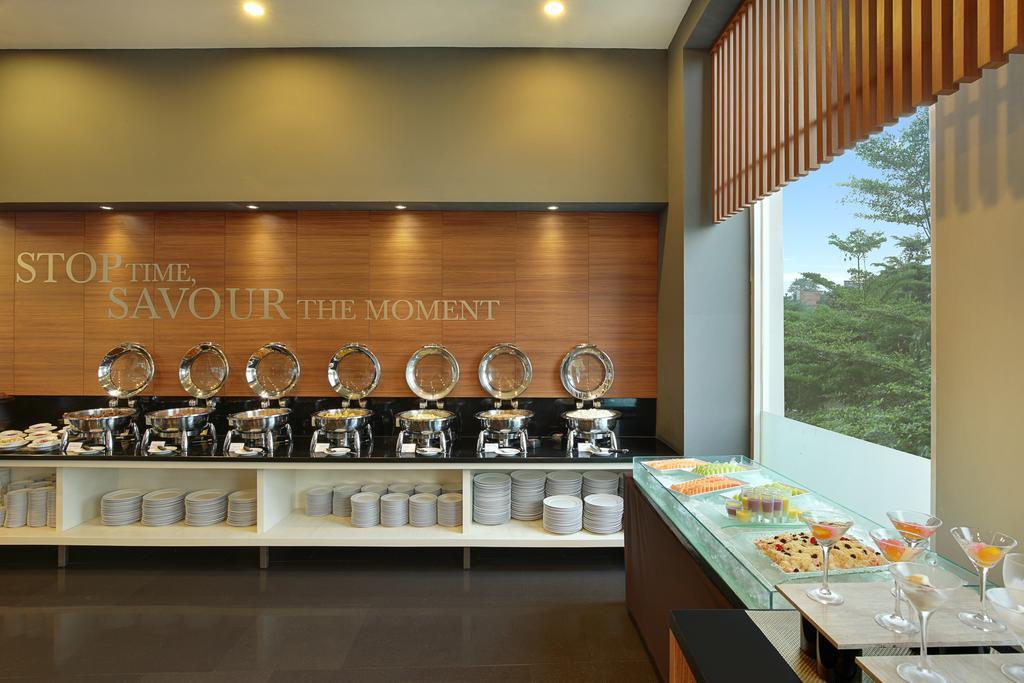 Kyriad Hotel Airport Jakarta Тангеранг Экстерьер фото