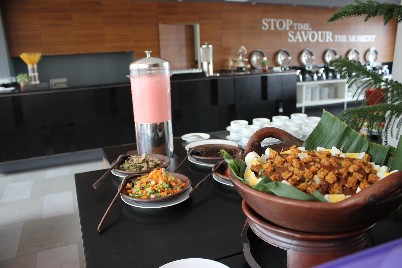 Kyriad Hotel Airport Jakarta Тангеранг Экстерьер фото