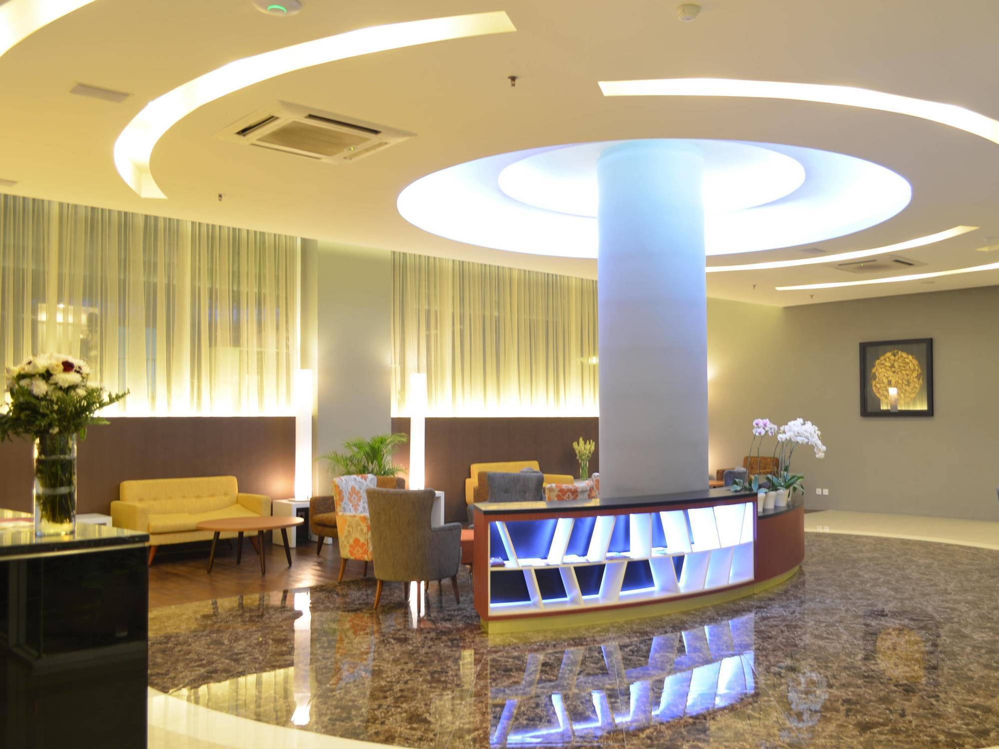 Kyriad Hotel Airport Jakarta Тангеранг Экстерьер фото