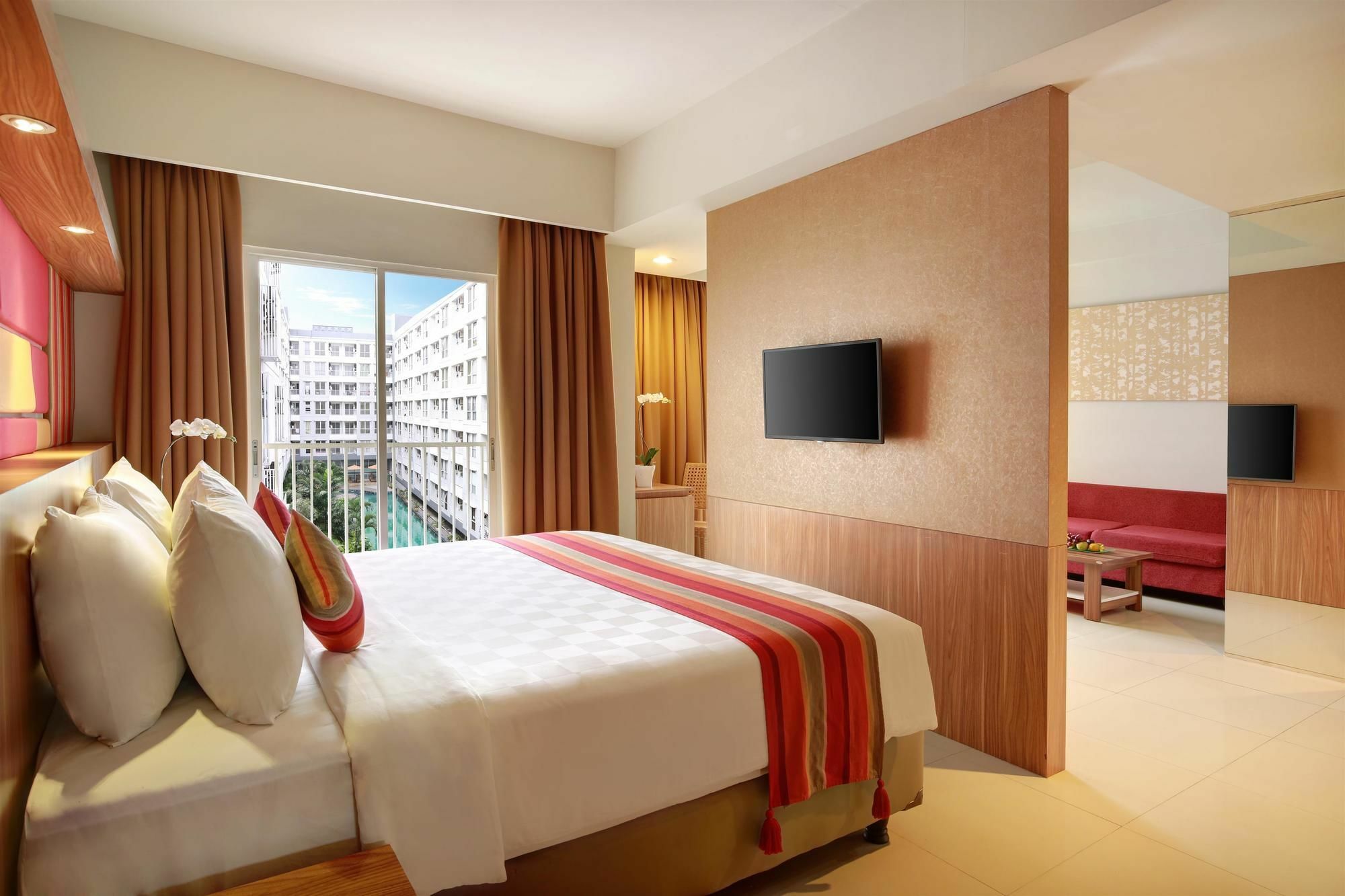 Kyriad Hotel Airport Jakarta Тангеранг Экстерьер фото