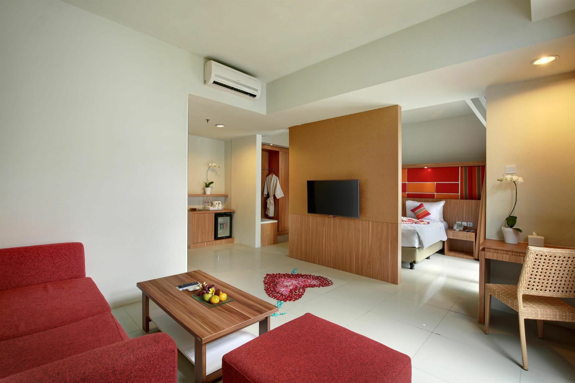 Kyriad Hotel Airport Jakarta Тангеранг Экстерьер фото