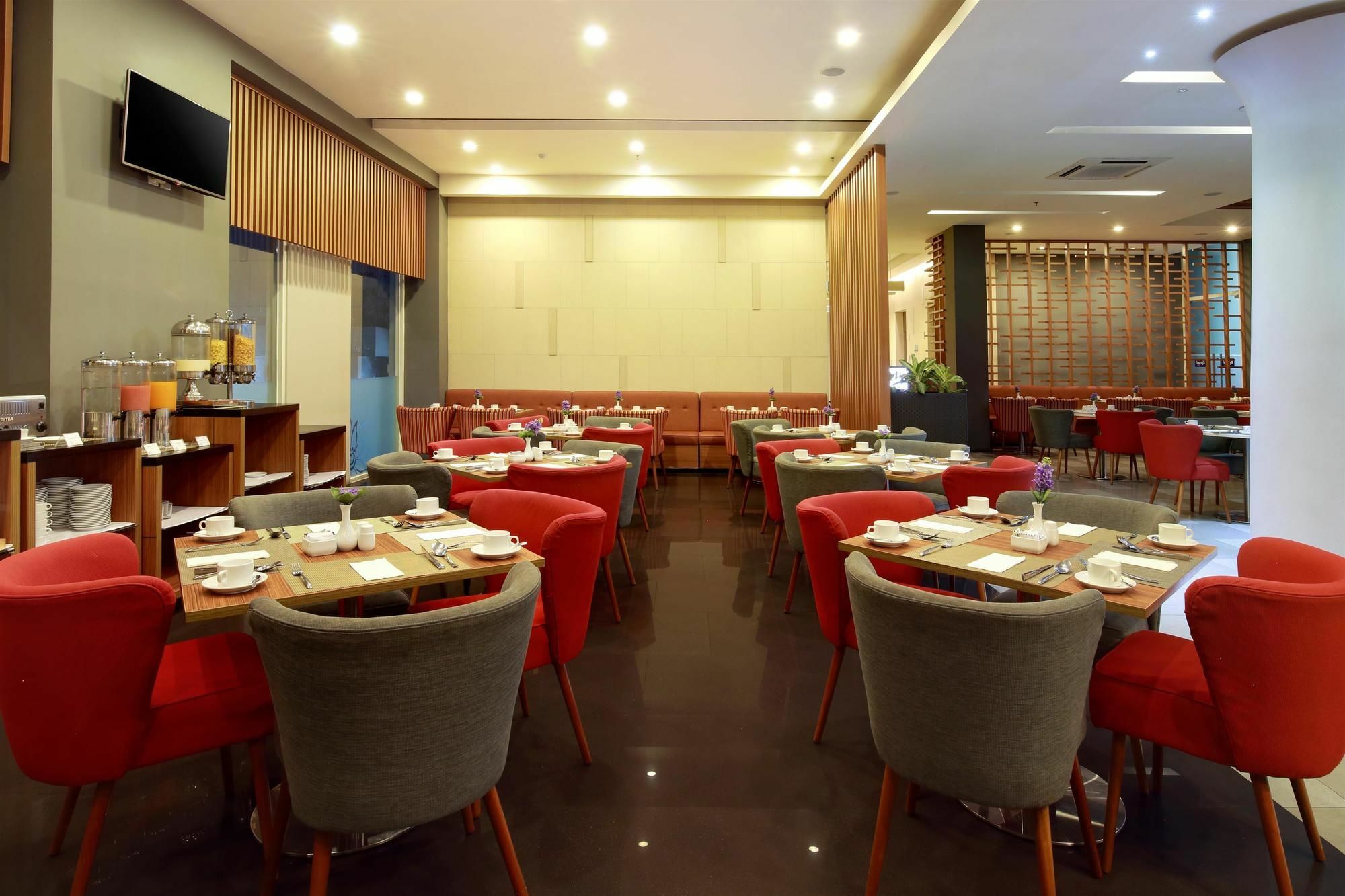 Kyriad Hotel Airport Jakarta Тангеранг Экстерьер фото
