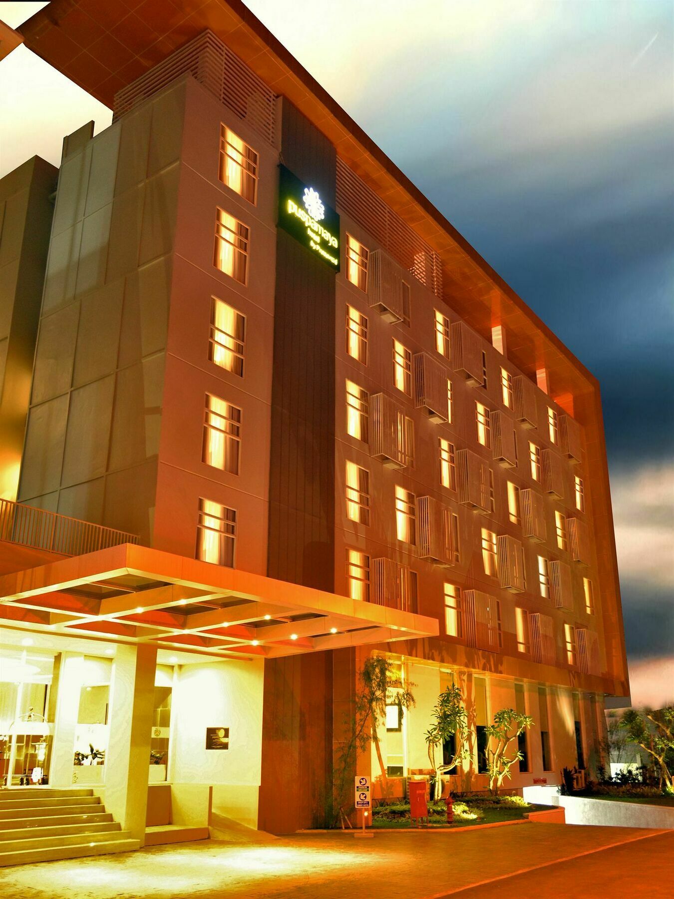 Kyriad Hotel Airport Jakarta Тангеранг Экстерьер фото